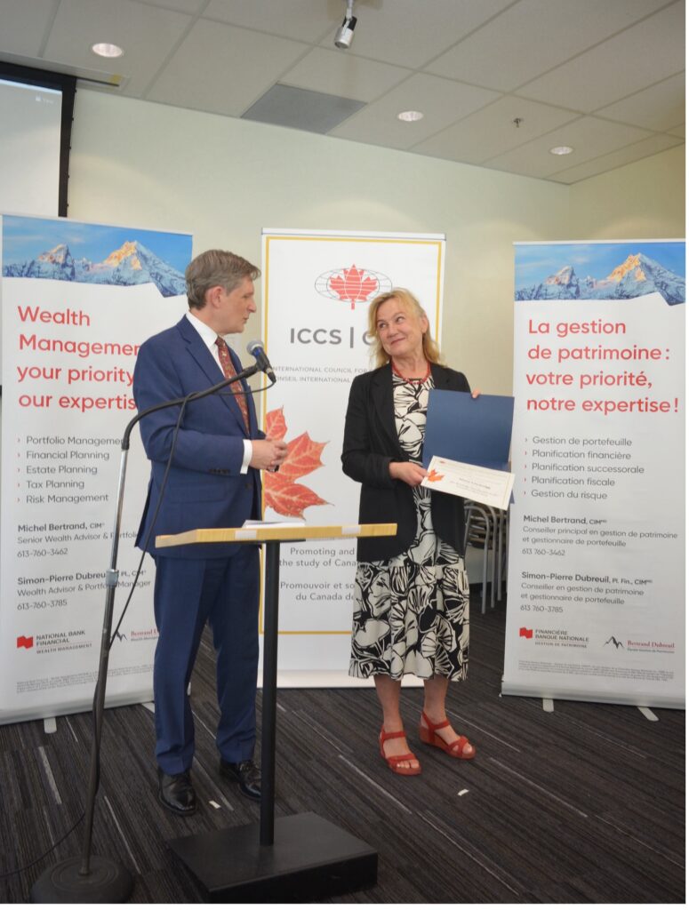 Stephen Lautens (Honourary Vice-Consul in Toronto, Consulate General of Austria) presents Maria Löschnigg (Association for Canadian Studies in German-speaking Countries) with the Pierre Savard Award. Stephen Lautens (Vice-consul honoraire à Toronto, consulat général d’Autriche) remet le prix Pierre Savard à Maria Löschnigg (Association d'Études Canadiennes dans les Pays de Langue Allemande)