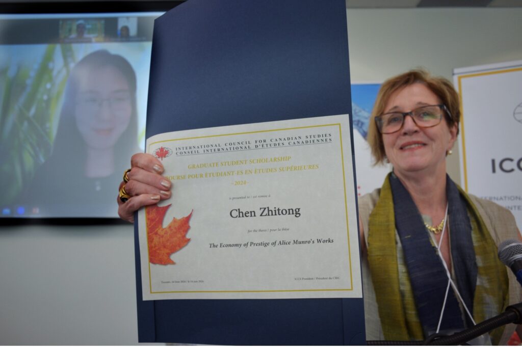 Jane Koustas presents a Graduate Student Scholarship to Chen Zhitong (Association for Canadian Studies in China) for her thesis “The Economy of Prestige of Alice Munro’s Works.” Jane Koustas remet une bourse pour étudiants en études supérieures à Chen Zhitong (Association for Canadian Studies in China) pour sa thèse intitulée «The Economy of Prestige of Alice Munro’s Works».