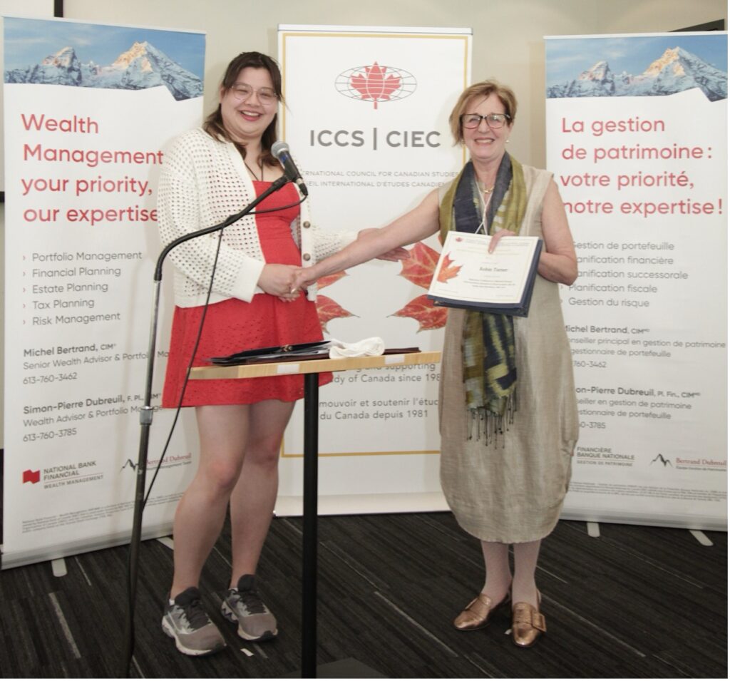 ICCS President Jane Koustas presents a Graduate Student Scholarship to Robin Turner (Association for Canadian Studies in the United States) for her thesis, “Stigmatized trailblazers to celebrated deviants: Heteronormative Discourses of (homo)sexuality after the Québec Quiet Revolution, 1969-1977”. Jane Koustas remet une bourse pour étudiant en études supérieures à Robin Turner (Association for Canadian Studies in the United States) pour sa thèse intitulée « “Stigmatized trailblazers to celebrated deviants: Heteronormative Discourses of (homo)sexuality after the Québec Quiet Revolution, 1969-1977».