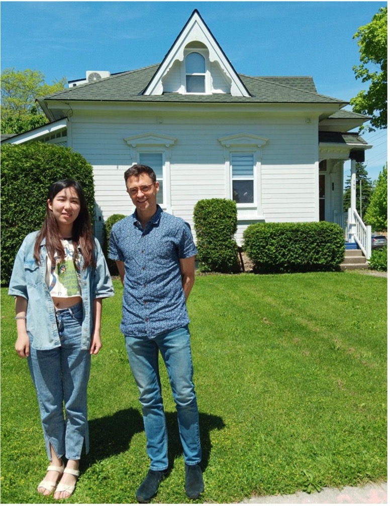 Zhitong Chen with Robert McGill at Alice Munro’s home region in Huron County. Z. Chen photograph.
Zhitong Chen avec Robert McGill dans la région natale d’Alice Munro, dans le comté de Huron. Z. Chen photo.