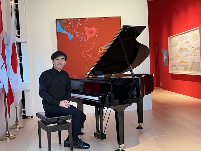 Tony Yike Yang performed a mini concert after the JACS conference Tony Yike Yang a donné un mini concert après la conférence JACS