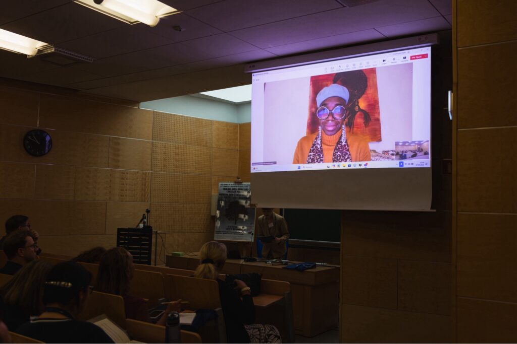 Plenary lecture by d’bi.young anitafrika, “Dubography of a Biomythicist: Decolonial Performance Praxis in Biomyth and Panto Dub Theatre” 

Conférence plénière par d’bi.young anitafrika, « Dubographie d’un biomythicien : Praxis de performance décoloniale dans le Biomyth et le Panto Dub Theatre » 

M. Dymowska photograph/photographie
