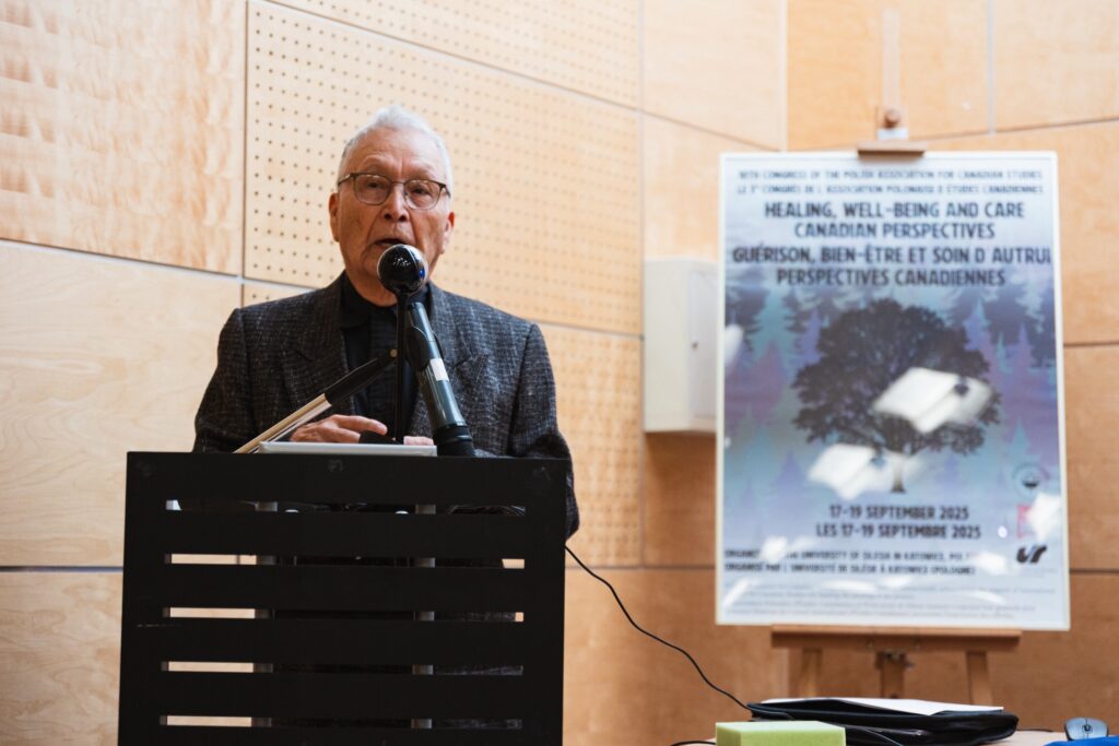 Plenary lecture by Dr. Eugene Richard Atleo (Umeek) 

Conférence plénière du Dr Eugene Richard Atleo (Umeek) 

M. Dymowska photograph/photographie
