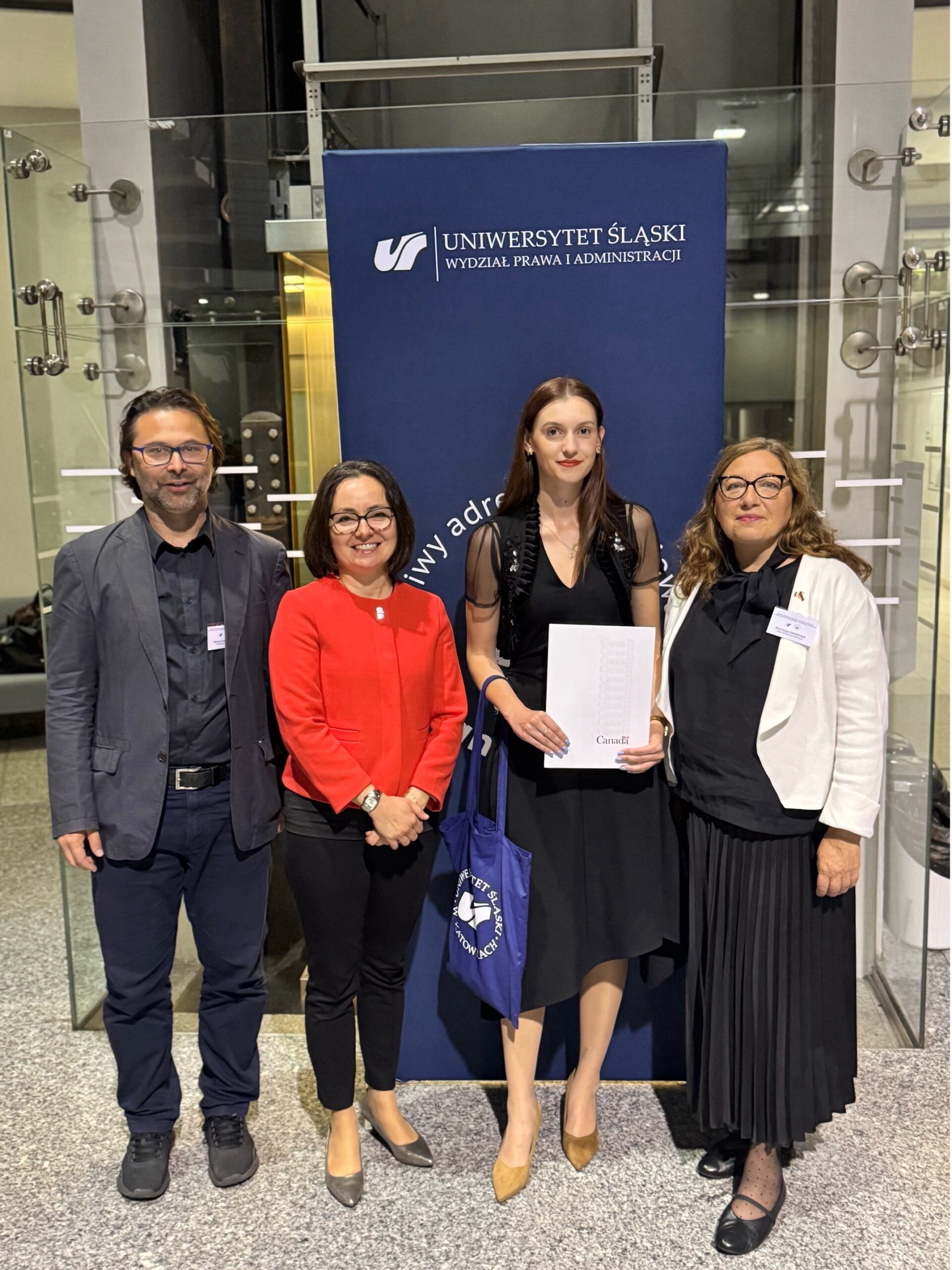 Professor Michał Obszyński, Dr. Weronika Suchacka, Ms. Anna Wieczorek, Professor Dagmara Drewniak 

Professeur Michał Obszyński, Dr. Weronika Suchacka, Mme Anna Wieczorek, Professeure Dagmara Drewniak

PACS photograph/photographie

